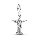 Emportez un symbole emblématique du Brésil avec ce charm représentant le Corcovado en version argentée. Fidèle silhouette du Christ Rédempteur qui surplombe Rio de Janeiro, ce bijou incarne la foi, la paix et l’ouverture au monde. Finement travaillé, il est parfait pour orner un bracelet ou un collier avec une touche culturelle et spirituelle pleine de sens.