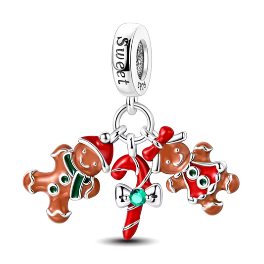 Ajoutez une touche gourmande et festive à votre collection avec ce charm représentant un adorable couple de pain d'épices accompagné d'un Sucre d'Orge. Fabriqué en métal argenté avec des accents d'émail coloré, ce charm évoque la magie des fêtes et la douceur des traditions culinaires de Noël. Les détails soigneusement sculptés des pains d'épices, avec leurs sourires chaleureux, et la canne à sucre festive créent une scène charmante qui apportera une note joyeuse à votre poignet. Compatible avec les bracele