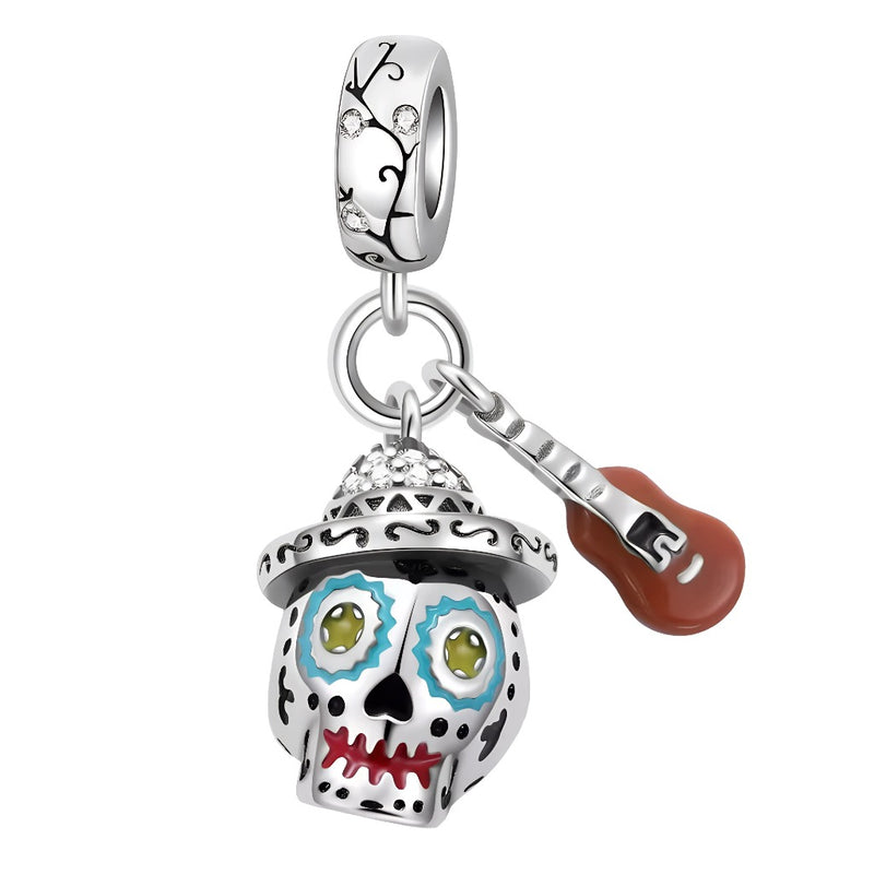 Ce charm festif coloré expose un crâne souriant blanc aux motifs noirs traditionnels, yeux verts pétillants bordés turquoise, surmonté d'un chapeau large décoré de motifs ajourés et cristaux blancs. Une petite guitare rouge suspendue complète l'ensemble vibrant du pendentif. Symbole de célébration joyeuse et rythme ensoleillé, il anime les bracelets d'une énergie festive explosive.

Caractéristiques

Matière : Argent 925 avec émail blanc, turquoise, vert, rouge et cristaux blancs.
Design : Crâne motifs trad