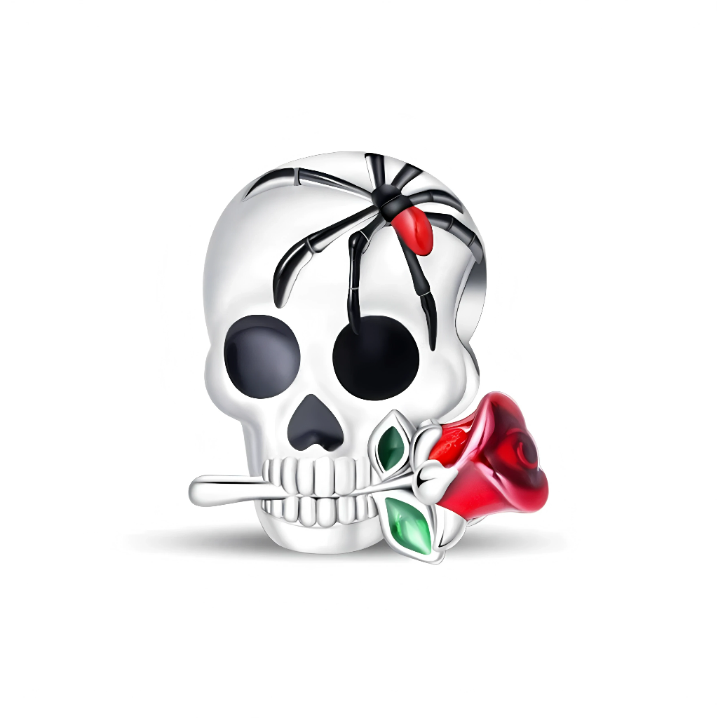 Ce charm en argent 925 représente un crâne lisse au style cartoon gothique, tenant dans ses dents une rose rouge brillante aux feuilles vertes émaillées. Sur le dessus du crâne, une araignée noire et rouge rampante ajoute une touche inquiétante qui mêle romantisme sombre et esprit Halloween.