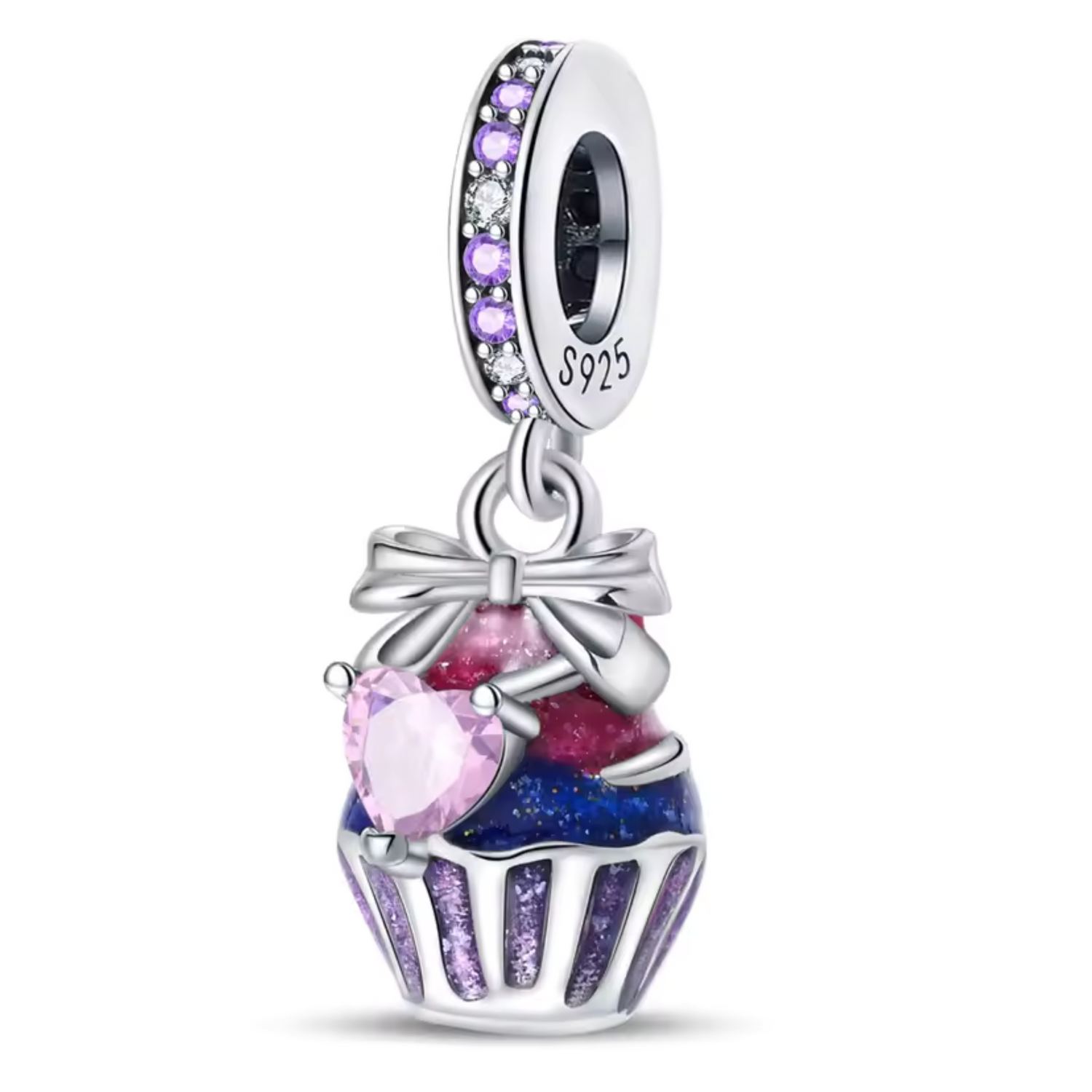 Ajoutez une note sucrée et scintillante à votre bracelet avec ce charm cupcake féerique ! Réalisé en Argent 925 (S925), il se distingue par un glaçage rose, bleu et violet pailleté, surmonté d’un petit nœud argenté et d’un joli cœur rose serti. La bélière pavée de cristaux violets complète ce bijou gourmand et raffiné, idéal pour les amateurs de pâtisserie et de couleurs lumineuses.