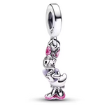 Ajoutez une touche de grâce et de glamour avec le Charm - Daisy, en argent sterling S925. Ce charm représente la charmante Daisy Duck, toujours élégante avec son sourire malicieux et sa personnalité pétillante. Parfait pour les fans de Disney, ce charm apportera une note de féminité et de caractère à votre bracelet.