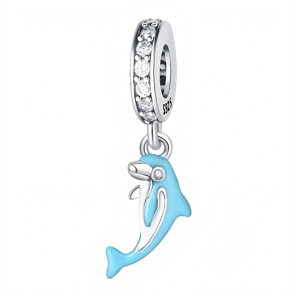 La bélière en argent 925 est pavée de petits zircons transparents tout autour, ajoutant une belle brillance à la pièce. Le pendentif montre un dauphin élancé avec le corps émaillé bleu clair et des détails argentés sur le ventre et la tête, dans une pose de saut dynamique.