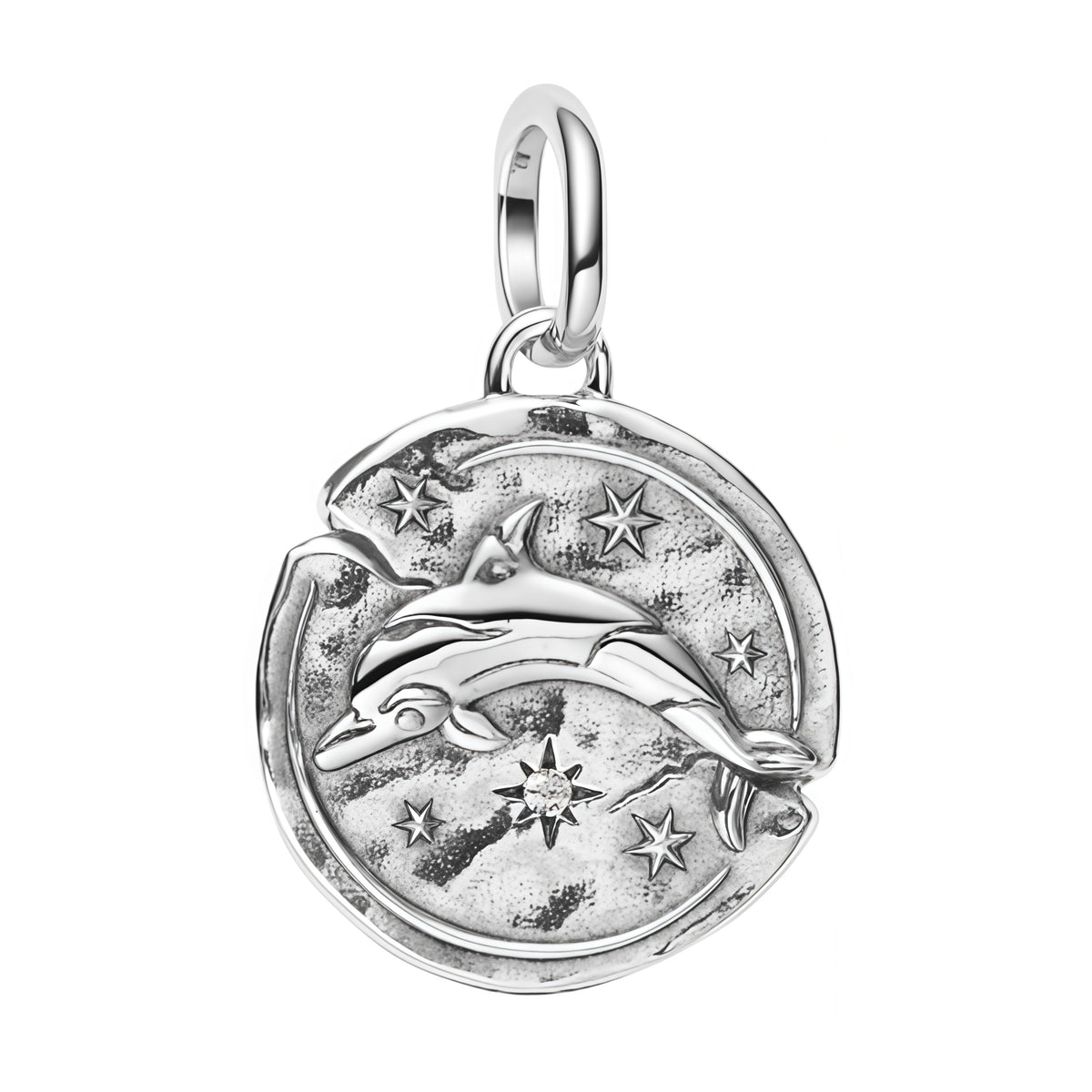 Charm pendentif élégant représentant un dauphin nageant dans un décor céleste, avec des étoiles gravées et une finition argentée raffinée. Son design poétique et harmonieux apporte une touche marine et lumineuse à votre bracelet.

Caractéristiques :

- Matière : Argent 925.
- Design : Dauphin stylisé avec motifs d’étoiles et finition texturée.
- Style : Marin, élégant et apaisant.
- Symbolique : Liberté, joie, harmonie et énergie positive.
- Compatibilité : Charm pendentif compatible avec bracelets et colli