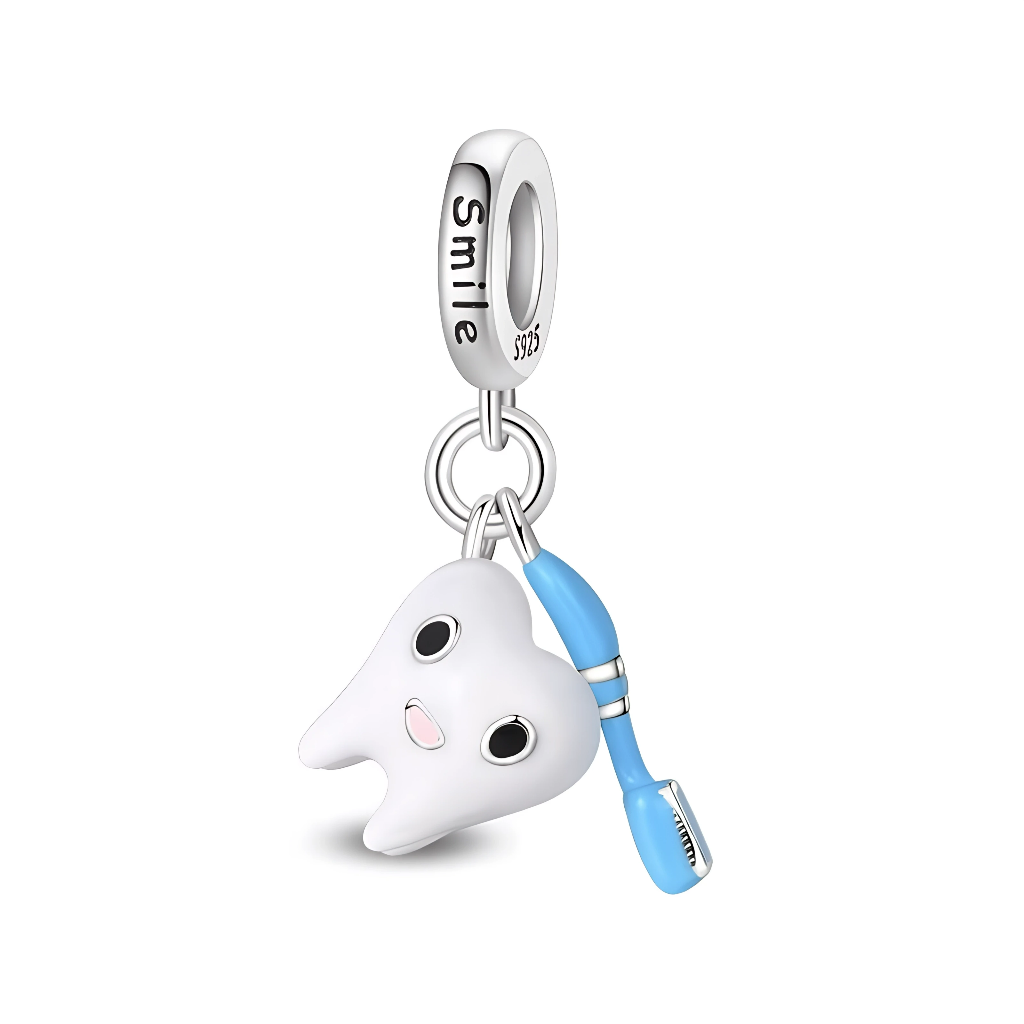 Charm double pendentif dent souriante et brosse à dents en Argent 925, parfait pour symboliser un joli sourire, une profession dentaire ou encourager de bonnes habitudes. Son design ludique et mignon s’accorde très bien avec les bracelets type Pandora, porté seul comme clin d’œil fun ou avec d’autres charms métiers et santé.