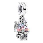Apporte une touche féerique et collector à ton bracelet avec ce charm célébrant les 10 ans de Disneyland Shanghai. Son design raffiné, mêlant château stylisé, détails pastel et finition argentée, évoque la magie du parc, les souvenirs d’enfance et l’univers enchanteur de Disney. Un bijou symbolique et précieux, parfait pour les fans de l’univers Disney et des éditions anniversaire.

Caractéristiques :

-&nbsp;Matière : Argent 925.
-&nbsp;Design : Charm anniversaire avec château et détails colorés.
-&nbsp;Di