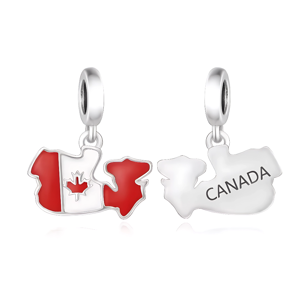 Fier et majestueux, ce charm drapeau du Canada en argent sterling 925 met en scène un émail rouge vif avec feuille d’érable iconique et l’inscription CANADA en lettres bold. La carte stylisée du grand Nord, équipée d’une bélière ronde lisse, s’accorde à merveille avec les bracelets Pandora pour un look wilderness chic. Poinçonné S925, sans nickel et anti-froid, ce charm honore les Rocheuses, sirop d’érable et multiculturalisme. Idéal pour skieurs, voyageurs polaires ou Canadiens expatriés.

