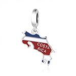 Plongez dans la pura vida avec ce charm drapeau du Costa Rica en argent sterling 925, rehaussé d’un émail bleu-blanc-rouge vibrant et de l’inscription COSTA RICA en lettres stylées. La forme fidèle de la carte nationale, bordée de contours nets et équipée d’une bélière ronde lisse, clipse parfaitement sur les bracelets Pandora pour un look aventurier et écologique. Poinçonné S925, sans nickel et résistant à l’humidité, ce charm célèbre les volcans, plages et biodiversité. Idéal pour les voyageurs éco-respon