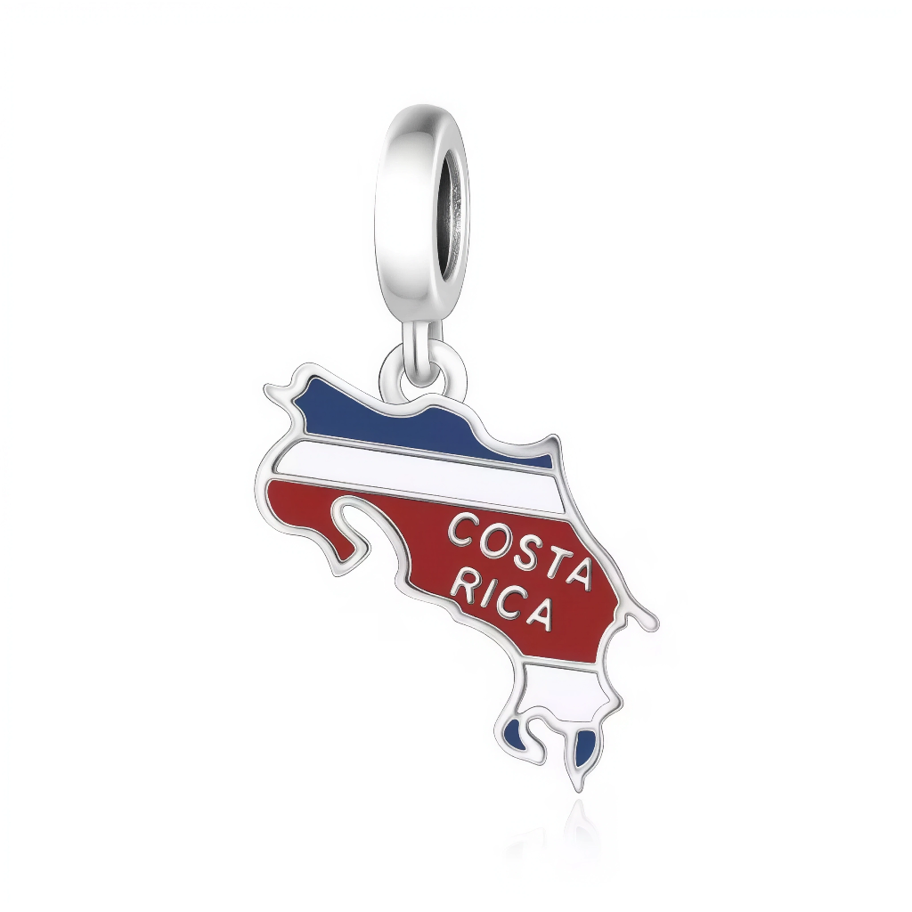 Plongez dans la pura vida avec ce charm drapeau du Costa Rica en argent sterling 925, rehaussé d’un émail bleu-blanc-rouge vibrant et de l’inscription COSTA RICA en lettres stylées. La forme fidèle de la carte nationale, bordée de contours nets et équipée d’une bélière ronde lisse, clipse parfaitement sur les bracelets Pandora pour un look aventurier et écologique. Poinçonné S925, sans nickel et résistant à l’humidité, ce charm célèbre les volcans, plages et biodiversité. Idéal pour les voyageurs éco-respon