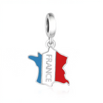 Vive la France avec ce charm drapeau tricolore en argent sterling 925, vibrant de bleu-blanc-rouge émaillé et inscription FRANCE en lettres républicaines. La silhouette hexagonale classique, avec bélière ronde lisse, pend élégamment sur les bracelets Pandora pour un bijou patriotique chic. Poinçonné S925, sans nickel et tour Eiffel-proof, ce charm chante Marianne, baguette et Tour de France. Idéal pour 14 juillet, JO ou expatriés fiers.

