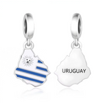 Sentez la pampa avec ce charm&nbsp;drapeau&nbsp;d’Uruguay en argent sterling 925, rayé de blanc-bleu et soleil doré rayonnant, plus inscription URUGUAY en lettres gaucho. La carte arrondie du Rio de la Plata, avec bélière ronde lisse, ondule sur les bracelets Pandora pour un bijou sud-américain chaleureux. Poinçonné S925, sans nickel et asado-proof, ce charm chante mate, tango et plages de Punta del Este. Idéal pour fans de foot, cavaliers ou expatriés charrúas.