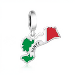 Évadez-vous vers la Sérénissime avec ce charm&nbsp;drapeau&nbsp;de Venise en argent sterling 925, paré d’un émail vert-blanc-rouge aux couleurs de la ville lagunaire et de l’inscription VENICE en lettres italiennes élégantes. La forme stylisée du lion de Saint-Marc intégré au drapeau, avec contours polis et bélière ronde lisse, s’attache facilement aux bracelets Pandora pour un bijou romantique et historique. Poinçonné S925, sans nickel et résistant à l’humidité, ce charm capture gondoles, masques et Grand 