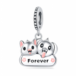 La bélière en argent 925 est décorée d’un rang de petites perles en relief et marquée du poinçon S925. Le pendentif montre un chat et un chien aux traits cartoon, avec touches d’émail rose sur les oreilles, le nez et la langue, posés sur une barre où l’on lit “Forever”, encadrée de deux petites empreintes de pattes roses.