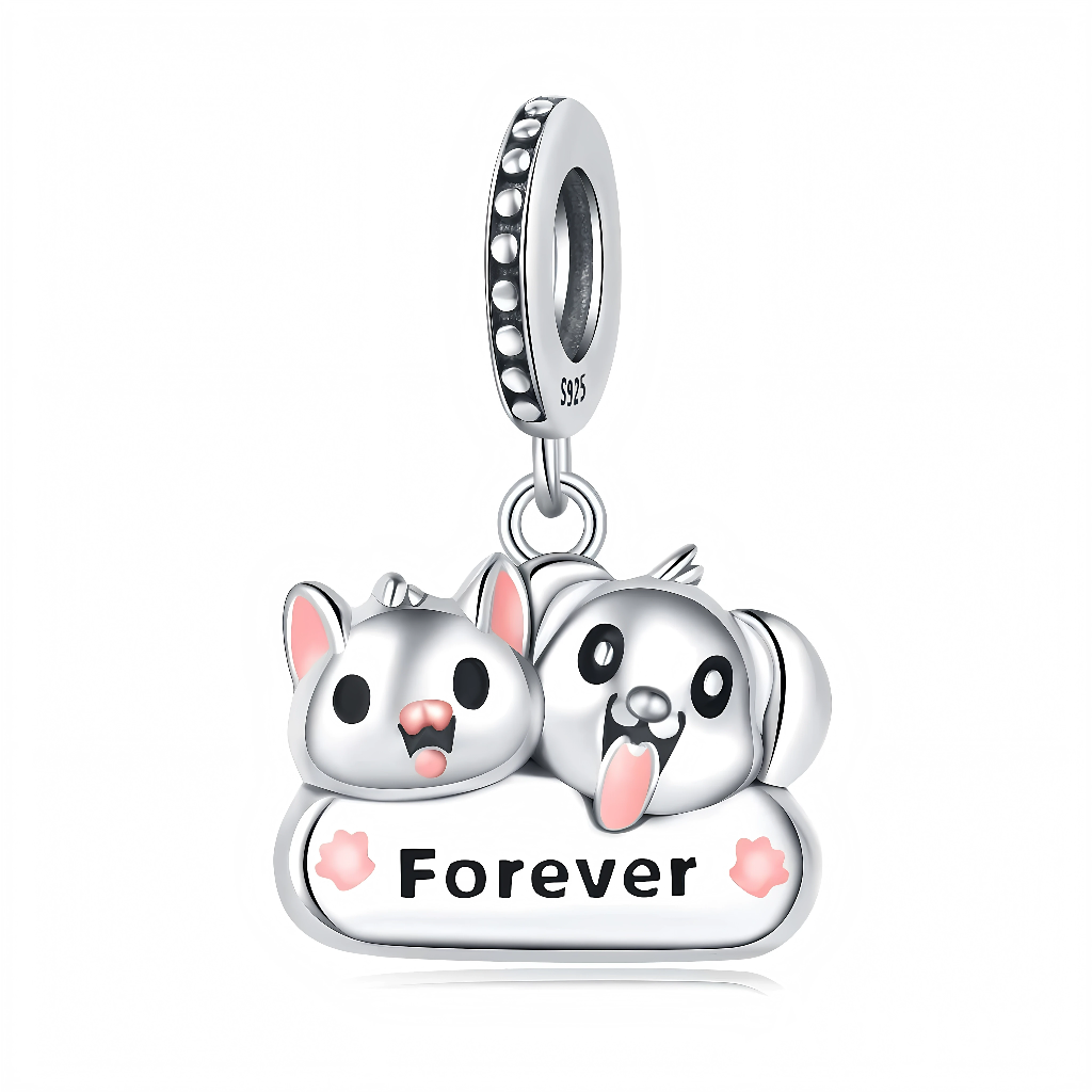 La bélière en argent 925 est décorée d’un rang de petites perles en relief et marquée du poinçon S925. Le pendentif montre un chat et un chien aux traits cartoon, avec touches d’émail rose sur les oreilles, le nez et la langue, posés sur une barre où l’on lit “Forever”, encadrée de deux petites empreintes de pattes roses.