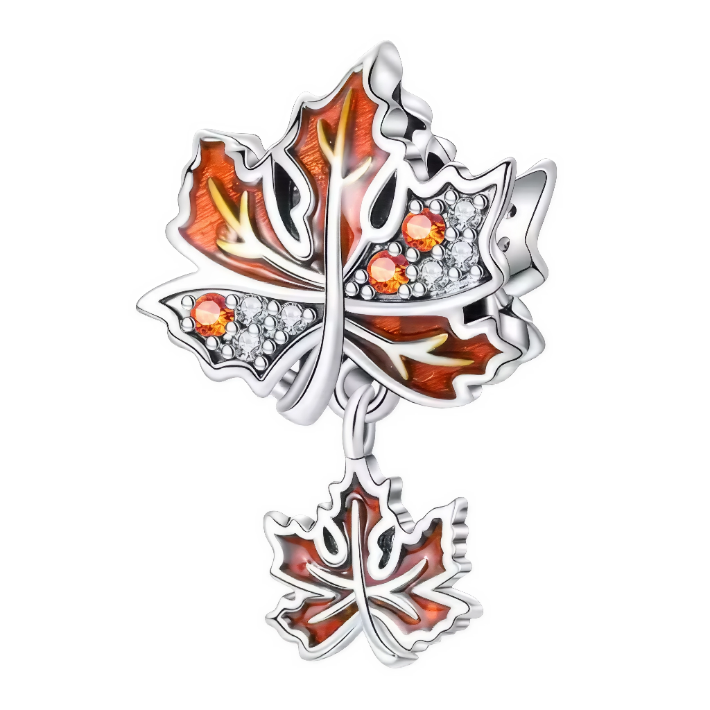 Ce charm célèbre la beauté du feuillage automnal pour illuminer le poignet : la grande feuille en argent 925 est décorée d’un émail chatoyant dégradé orange, brun et rouge, et sertie de cristaux blancs éclatants et de zircons orange. En dessous, une petite feuille pendante joue le rappel, apportant mouvement et raffinement. Les nervures blanches soulignent la finesse et la poésie du thème, évoquant balades en forêt et moments cocooning.