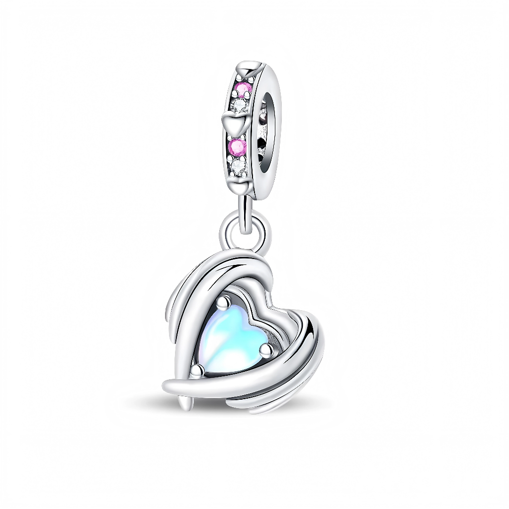 Le pendentif cœur est composé d’un cabochon cœur bleu à effet « glow » maintenu par trois griffes rondes, entouré d’une structure d’argent qui s’enroule comme des bras protecteurs autour du centre. La bélière circulaire en argent 925 est décorée d’alternances de zircons cubiques transparents et roses, avec de petits cœurs lisses intégrés entre les pierres pour renforcer le thème romantique. Ce design symbolise un amour chéri et protégé, idéal pour célébrer un lien profond ou un souvenir précieux.