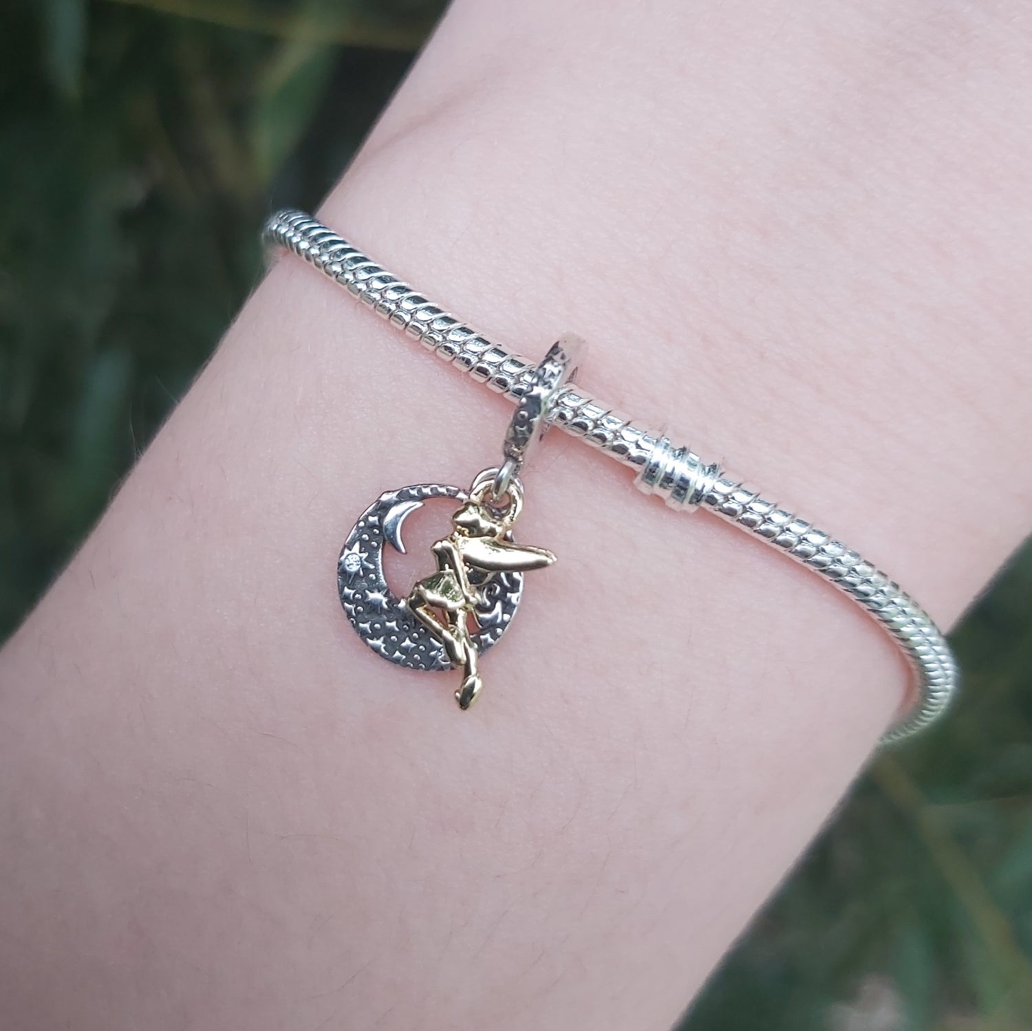 Ajoutez une touche de magie et de féerie à votre collection avec ce charm représentant la célèbre Fée Clochette. Fabriqué en argent 925, ce bijou capture l'élégance et la malice de Clochette, la fée espiègle et lumineuse de l'univers de Peter Pan. Parfait pour les amateurs de contes enchâssés de magie, ce charm est un hommage à la liberté, à l'imagination et à la magie du monde féerique de Disney.