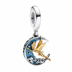 Laissez la magie opérer avec ce charm pendentif en argent 925, représentant la féerique Clochette tenant un croissant de lune bleu. Tout en grâce et en délicatesse, ce bijou évoque les nuits étoilées et les rêves enchantés. Un accessoire poétique et raffiné, idéal pour les fans de Disney et celles qui croient encore à la poussière d’étoiles.