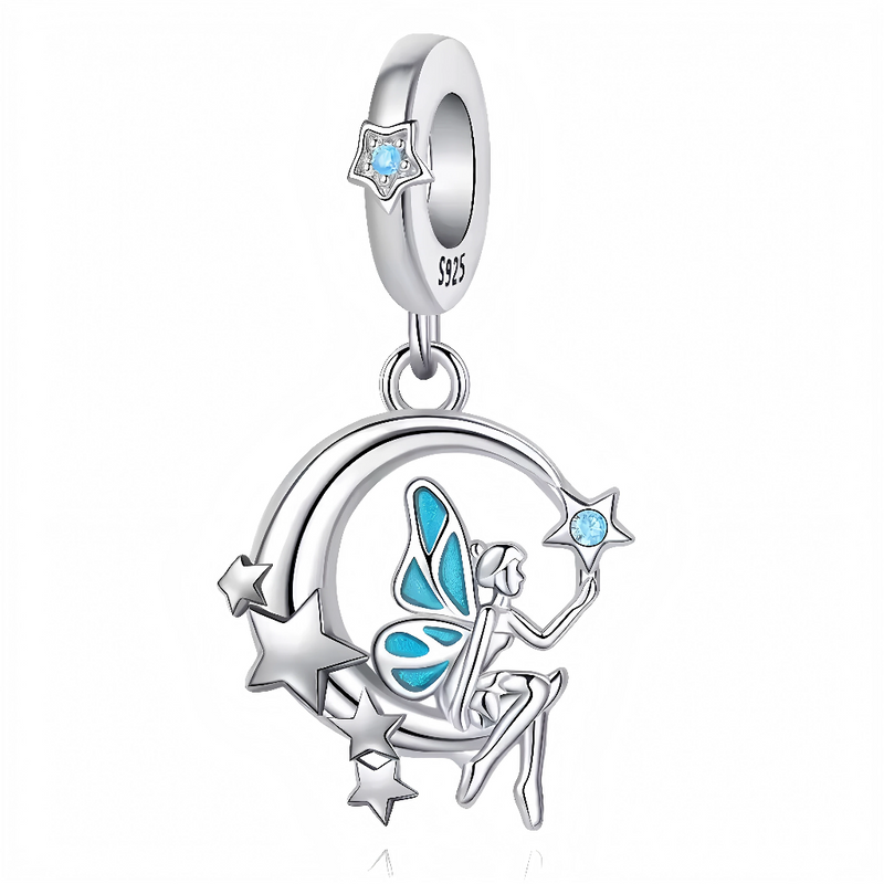 Ce charm céleste onirique dévoile une fée aux ailes bleues irisées délicatement assise sur croissant de lune argenté, tenant une étoile cristalline bleue scintillante, entourée d'étoiles ajourées multiples. Les lignes fluides et reflets nacrés capturent magie nocturne du pendentif suspendu (S925). Symbole de rêves étoilés et légèreté cosmique, il illumine les bracelets d'une poussière de féerie lunaire.

Caractéristiques

Matière : Argent 925 avec émail bleu et cristaux bleus étoiles.
Design : Fée ailes ble