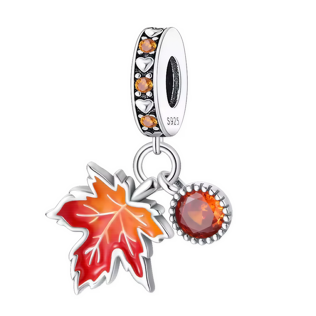 Ce charm équilibre raffinement et simplicité pour exprimer la poésie de l’automne. La feuille d’érable est minutieusement émaillée en dégradé orangé, ses nervures blanches accentuent la finesse du dessin. À ses côtés, un pendentif rond incrusté d’une citrine éclatante apporte lumière et énergie. La bélière alterne zircons topaze et petits cœurs argentés, renforçant la douceur du thème. Parfait pour marquer la saison, la gratitude ou embellir une composition nature.
