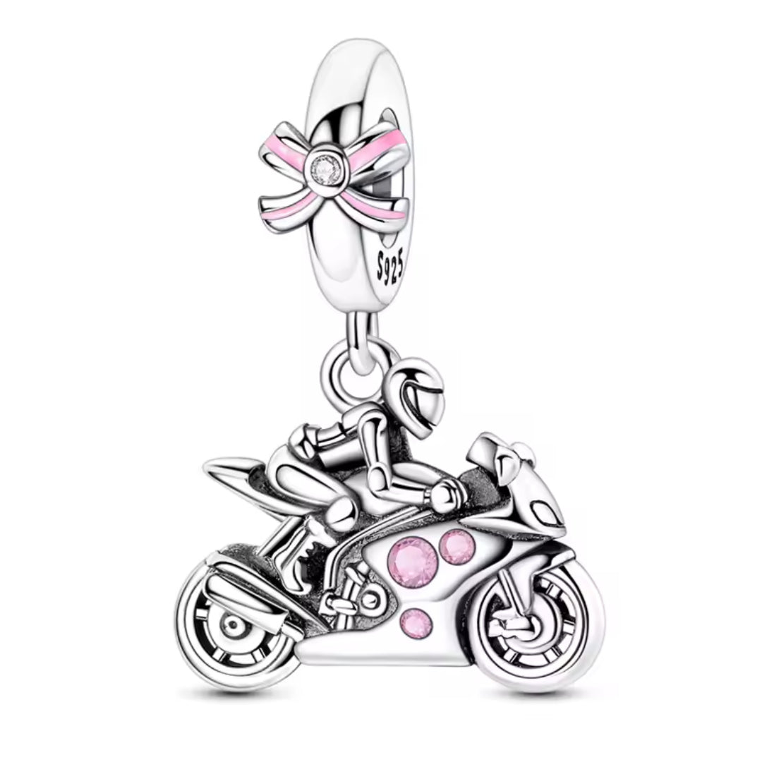Affirme ton esprit libre avec ce charm en argent sterling 925 représentant une fille à moto, symbole d’aventure et d’indépendance. Son design dynamique et détaillé capture l’énergie de la route et la passion de la liberté, apportant une touche audacieuse et moderne à ton bracelet. Un bijou inspirant pour celles qui vivent à leur rythme et suivent leur propre chemin.

Caractéristiques :

- Matière : Argent 925.
- Design : Fille à moto détaillée avec finitions brillantes et modernes.
- Dimensions : Taille sta