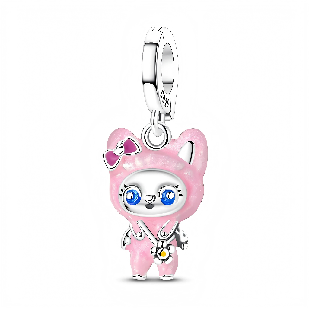 Ce charm pendant en&nbsp;argent&nbsp;925 représente une petite fille déguisée en lapin rose, avec une combinaison pailletée, de grands yeux bleus et un mini sac bandoulière en forme de marguerite.