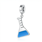 La bélière ronde en argent 925 est lisse et discrète, marquée du poinçon S925. Le pendentif figure un flacon conique gradué, rempli dans sa partie basse d’un émail bleu vif qui évoque une potion de mana magique.