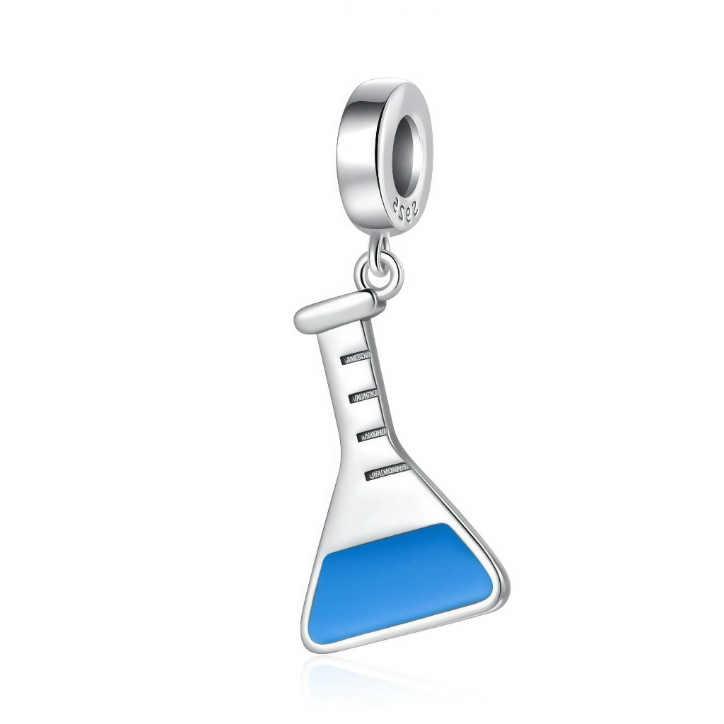 La bélière ronde en argent 925 est lisse et discrète, marquée du poinçon S925. Le pendentif figure un flacon conique gradué, rempli dans sa partie basse d’un émail bleu vif qui évoque une potion de mana magique.