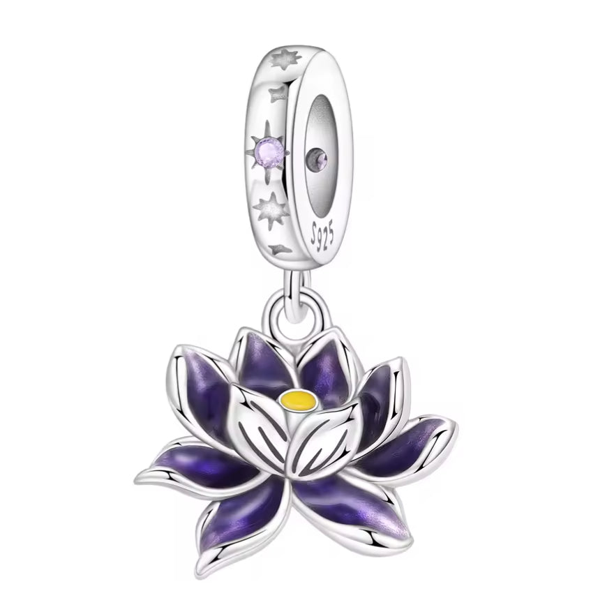 Ce charm met en scène un lotus délicatement ajouré, aux pétales bombés recouverts d’un émail violet lumineux et cœur jaune doux, symbole de sérénité et de renouveau. La bélière ronde S925 est ponctuée de mini étoiles gravées et de petites pierres violettes qui rappellent la couleur de la fleur, pour un rendu raffiné et poétique. Parfait pour un bracelet inspiré de la nature, du yoga ou simplement pour ajouter une note zen et colorée.