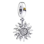 Illuminez votre collection avec ce charm pendentif en argent 925 en forme de fleur de soleil éclatante. Son cœur jaune lumineux contraste avec les contours argentés brillants des pétales, créant un bijou à la fois chaleureux et élégant. Parfait pour celles et ceux qui souhaitent apporter une touche de lumière et de bonne humeur à leurs bracelets ou colliers, ce charm rayonne de fantaisie et de positivité.

Caractéristiques :

-Matière : Argent 925
-Design : Fleur de soleil avec cœur jaune brillant et contou