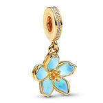 Apporte une touche délicate et poétique à ton bracelet avec ce charm pendentif fleur de cerisier couleur or et bleu. Inspiré de la beauté du printemps, ce bijou associe des pétales aux tons bleus élégants à des détails dorés pour un rendu raffiné, lumineux et original. Un pendentif plein de douceur, parfait pour les amoureux des bijoux floraux et des couleurs harmonieuses.

Caractéristiques :

- Matière : Argent 925.
- Design : Fleur de cerisier en version charm pendentif, avec finitions soignées.
- Dimensi