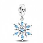 Ce charm en argent 925 représente un flocon de neige stylisé, dont chaque branche est soulignée par de fines pierres bleu glacé pour un éclat hivernal très lumineux. La bélière lisse est rehaussée d’un cristal clair discret, ce qui en fait un pendentif élégant et raffiné pour accessoiriser un bracelet ou un collier durant la saison froide.

Caractéristiques :

- Matière : Argent 925 avec pierres bleu clair et cristal transparent
- Design : Flocon de neige pendante aux branches ajourées serties de pierres
- 