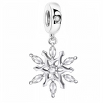 Apportez une touche hivernale et élégante à votre collection avec ce charm pendentif en Argent 925 représentant un délicat flocon de neige. Un bijou raffiné qui capture toute la beauté de l’hiver.