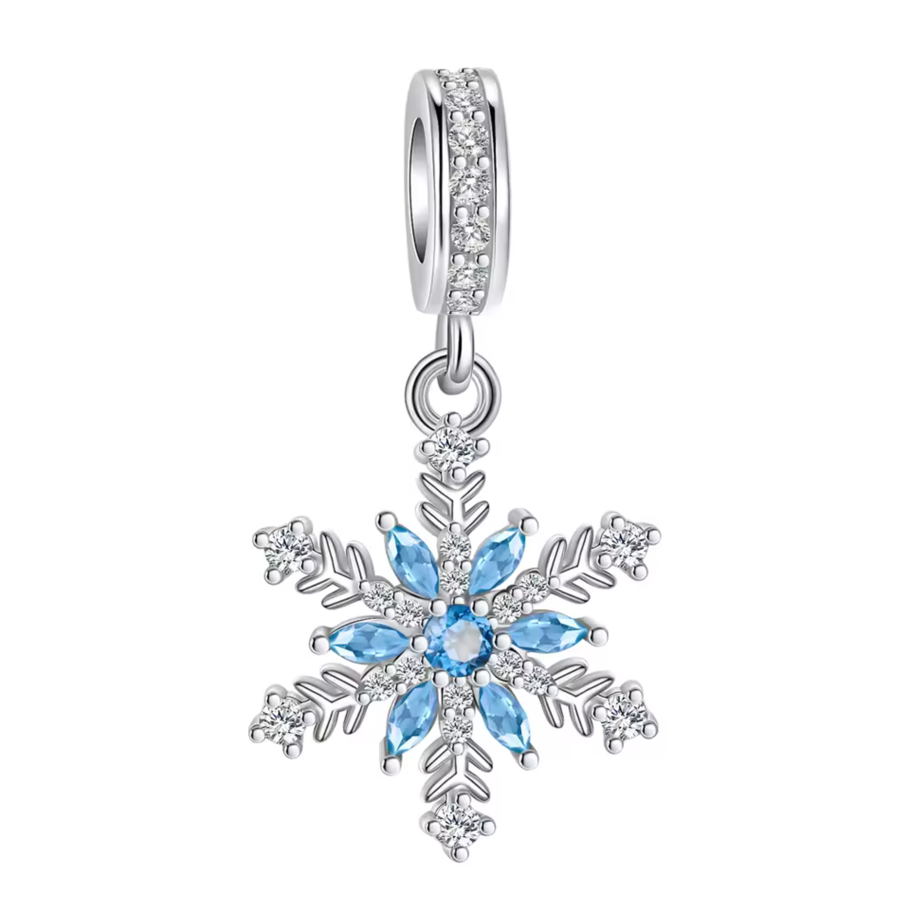 Ajoutez une touche de magie hivernale à votre collection avec ce charm Flocon de Neige Version 3. Fabriqué en métal argenté avec des détails raffinés et une finition scintillante, ce charm capture la beauté et l'élégance d'un flocon de neige délicat, symbolisant la pureté et la sérénité de l'hiver. Chaque branche est finement travaillée, offrant une texture unique qui reflète la lumière d'une manière enchanteresse. Compatible avec les bracelets Pandora, ce charm apportera une note douce et hivernale à votre