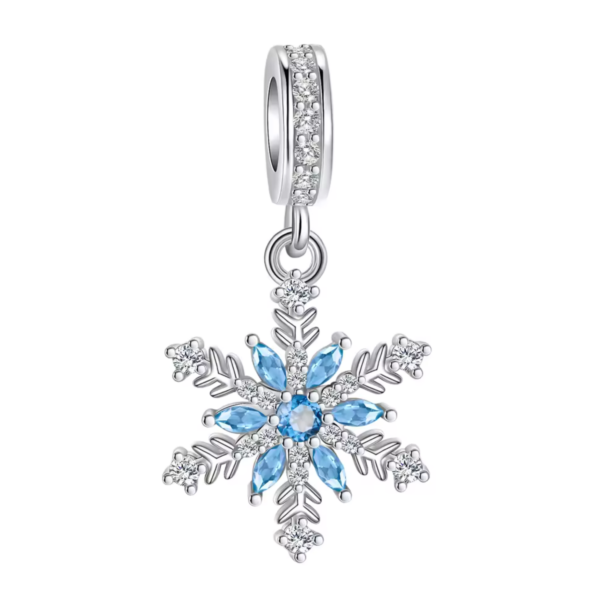 Ajoutez une touche de magie hivernale à votre collection avec ce charm Flocon de Neige Version 3. Fabriqué en métal argenté avec des détails raffinés et une finition scintillante, ce charm capture la beauté et l'élégance d'un flocon de neige délicat, symbolisant la pureté et la sérénité de l'hiver. Chaque branche est finement travaillée, offrant une texture unique qui reflète la lumière d'une manière enchanteresse. Compatible avec les bracelets Pandora, ce charm apportera une note douce et hivernale à votre