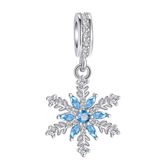 Ajoutez une touche de magie hivernale à votre collection avec ce charm Flocon de Neige Version 3. Fabriqué en métal argenté avec des détails raffinés et une finition scintillante, ce charm capture la beauté et l'élégance d'un flocon de neige délicat, symbolisant la pureté et la sérénité de l'hiver. Chaque branche est finement travaillée, offrant une texture unique qui reflète la lumière d'une manière enchanteresse. Compatible avec les bracelets Pandora, ce charm apportera une note douce et hivernale à votre