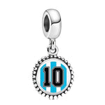 Apporte une touche sportive et fière à ton bracelet avec ce charm pendentif football Argentine. Inspiré de l’univers du football, ce bijou met en valeur un maillot aux couleurs bleu et blanc associé à un ballon, pour un rendu dynamique et symbolique. Un charm original et plein d’énergie, parfait pour les fans de football et de l’Argentine.

Caractéristiques :

- Matière : Argent 925.
- Design : Maillot de football argentin et ballon en version pendentif.
- Dimensions : Taille délicate et confortable à porte