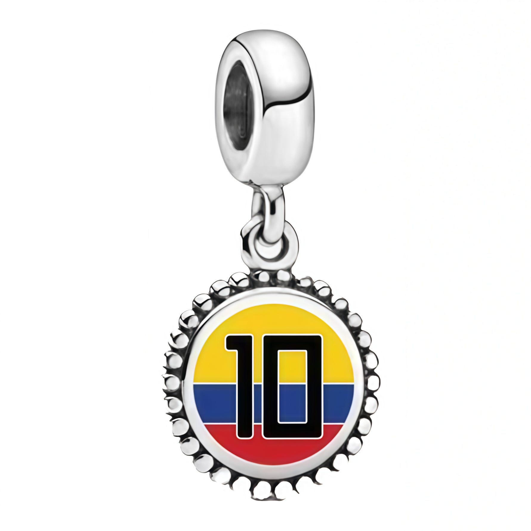 Apporte une touche sportive et colorée à ton bracelet avec ce charm pendentif football Colombie. Inspiré de l’univers du football, ce bijou met en valeur les couleurs emblématiques de la Colombie avec un design dynamique et plein d’énergie. Un charm original et symbolique, parfait pour les fans de foot et de la Colombie.

Caractéristiques :

- Matière : Argent 925 avec détails en émail coloré.
- Design : Motif football Colombie en version pendentif.
- Dimensions : Taille délicate et confortable à porter.
- 