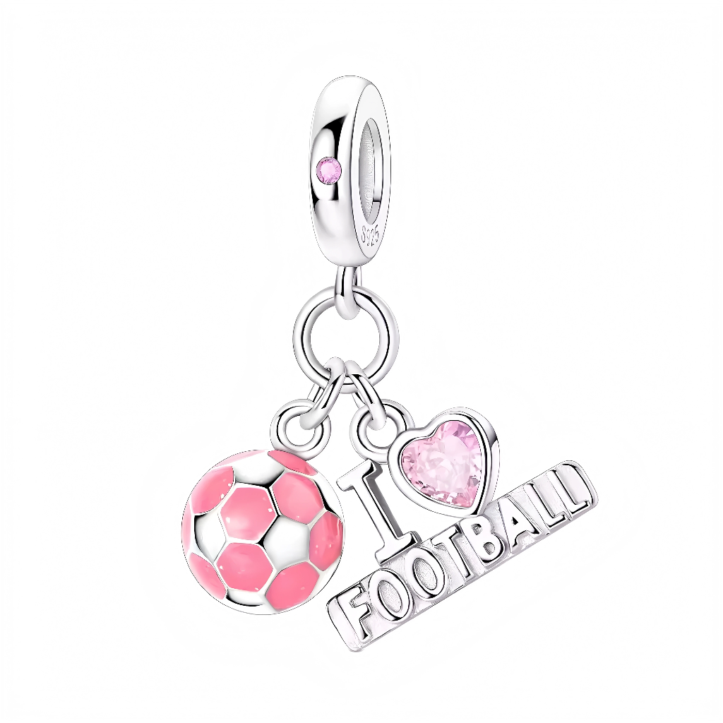 Ce charm pendentif&nbsp;passionné&nbsp;incarne l’amour du football féminin avec un ballon rose enamel pentagonal cousu réaliste, un cœur strassé rose et “I ♥ FOOTBALL” en lettres bold 3D, évoquant dribbles, buts et esprit collectif. Suspendu à un anneau lisse en argent sterling poinçonné « S925 », il pulse au rythme des matchs sur les bracelets, parfait pour footeuses, fans Ligue 1 Féminine ou supporters Bleues. Hypoallergénique et robuste, idéal pour Coupe du Monde ou derbys locaux.