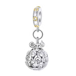 Ce charm rend hommage aux mythiques&nbsp;Akuma de l’univers One Piece: une sphère finement ciselée de spirales « maudites » symbolisant l’éveil des pouvoirs, suspendue à une bélière lisse ponctuée d’anneaux dorés. Son design bicolore élégant permet de l’intégrer à un bracelet thématique anime, marin ou trésor de pirate. Idéal pour les passionnés qui souhaitent afficher leur côté aventurier sans renoncer à l’esthétique joaillière.