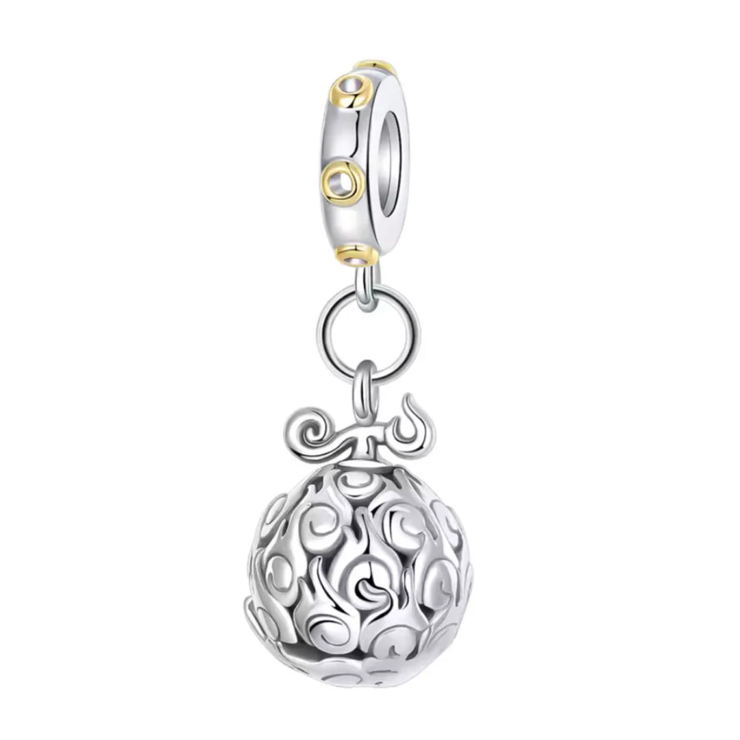 Ce charm rend hommage aux mythiques&nbsp;Akuma de l’univers One Piece: une sphère finement ciselée de spirales « maudites » symbolisant l’éveil des pouvoirs, suspendue à une bélière lisse ponctuée d’anneaux dorés. Son design bicolore élégant permet de l’intégrer à un bracelet thématique anime, marin ou trésor de pirate. Idéal pour les passionnés qui souhaitent afficher leur côté aventurier sans renoncer à l’esthétique joaillière.