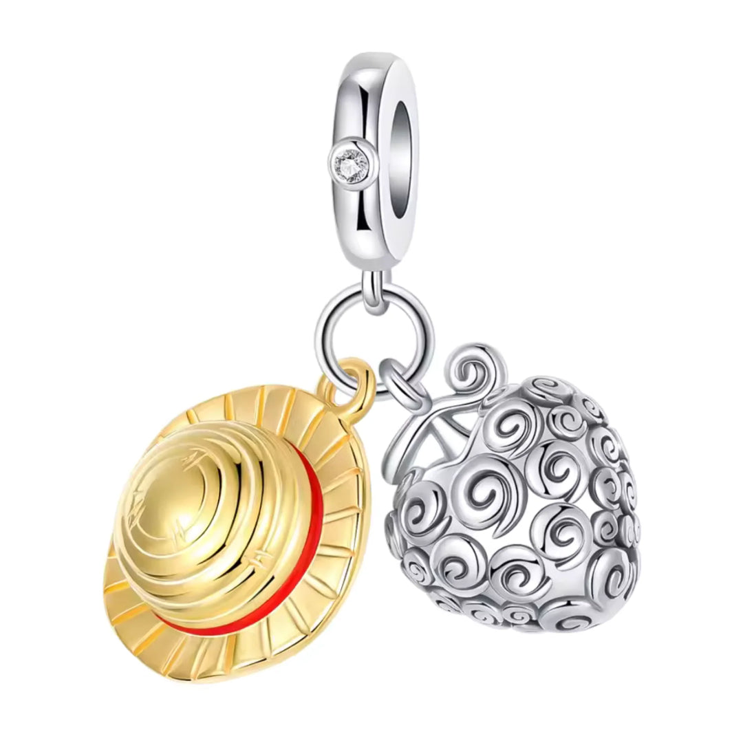 Ce charm réunit deux symboles majeurs de l’univers pirate: le chapeau de paille, travaillé en relief doré avec son bandeau rouge, et un fruit du démon en forme de cœur, ciselé de volutes « maudites ». La bélière lisse sertie d’une pierre claire apporte une touche lumineuse, tandis que la double suspension crée un joli mouvement au poignet. Un bijou statement pour les fans d’aventure, de trésors et d’amitiés indéfectibles.