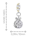 Ce charm rend hommage aux mythiques&nbsp;Akuma de l’univers One Piece: une sphère finement ciselée de spirales « maudites » symbolisant l’éveil des pouvoirs, suspendue à une bélière lisse ponctuée d’anneaux dorés. Son design bicolore élégant permet de l’intégrer à un bracelet thématique anime, marin ou trésor de pirate. Idéal pour les passionnés qui souhaitent afficher leur côté aventurier sans renoncer à l’esthétique joaillière.