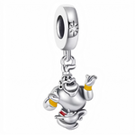Ce charm oriental malicieux dépeint un génie dodu, bras écartés en geste généreux, tenant une petite lampe à huile rougeoyante sous ses pieds orange. Le sourire espiègle et barbe bouclée capturent l'énergie bienveillante du pendentif suspendu. Symbole de vœux exaucés et malice surnaturelle, il frotte les bracelets pour une explosion de souhaits enchantés.

Caractéristiques

Matière : Argent 925 avec émail bleu et cristal étoile.
Design : Génie 3D bleu turban lampe, bras ouverts pieds orange, suspension supé