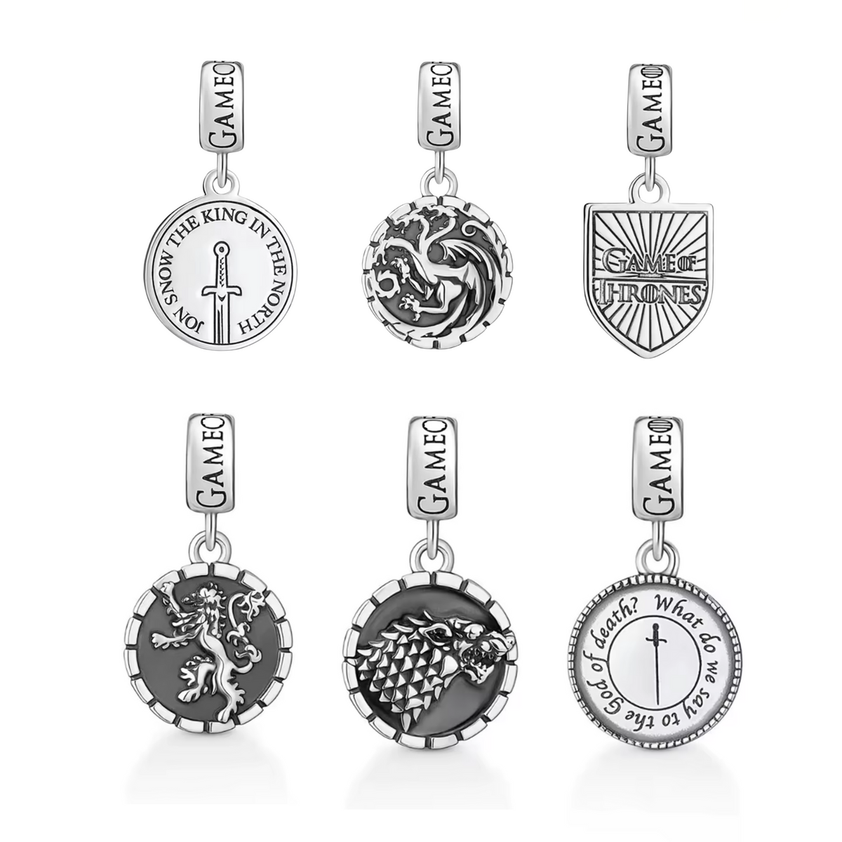 Découvrez une collection prestigieuse de charms médaillons, inspirée de l'univers épique de Game of Thrones. Chacun de ces bijoux finement travaillés représente un symbole emblématique des héros, maisons, ou intrigues de Westeros. Fabriqués en métal argenté avec des gravures précises, ces médaillons capturent l'essence des légendes qui ont marqué les Sept Royaumes.