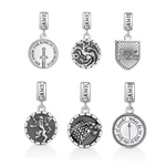 Découvrez une collection prestigieuse de charms médaillons, inspirée de l'univers épique de Game of Thrones. Chacun de ces bijoux finement travaillés représente un symbole emblématique des héros, maisons, ou intrigues de Westeros. Fabriqués en métal argenté avec des gravures précises, ces médaillons capturent l'essence des légendes qui ont marqué les Sept Royaumes.
