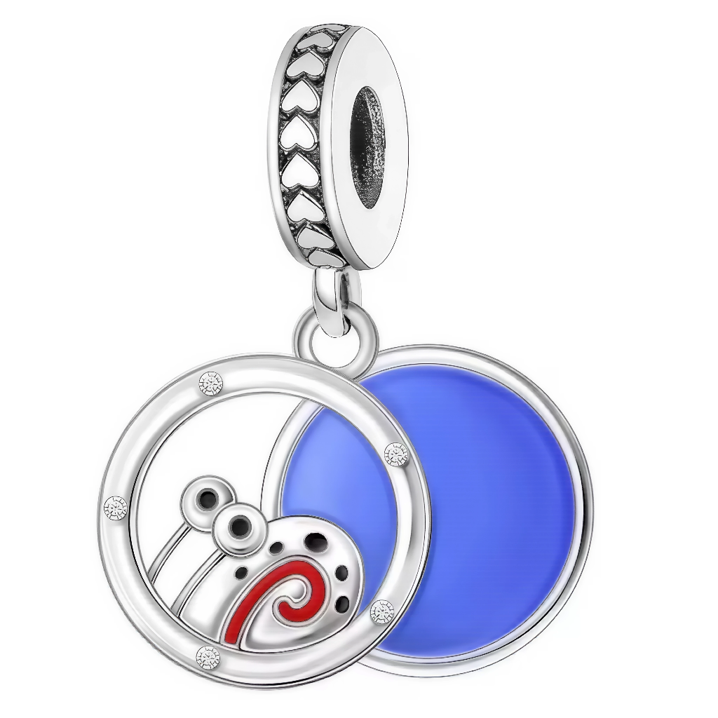 Ce charm pendentif célèbre l’univers de Bob l’Éponge avec une médaille double : un disque bleu océan intense et un cercle ajouré arborant Gary l’escargot en argent et émail rouge. La bélière est décorée de petits cœurs ajourés pour une touche ludique et affectueuse. Ce bijou fun, tendance et geek charmera tous les amateurs de dessins animés et les collectionneurs de charms originaux !

Caractéristiques
Matière : Argent 925, émail bleu et rouge, serti transparent
Design : Double médaillon rond, Gary escargot