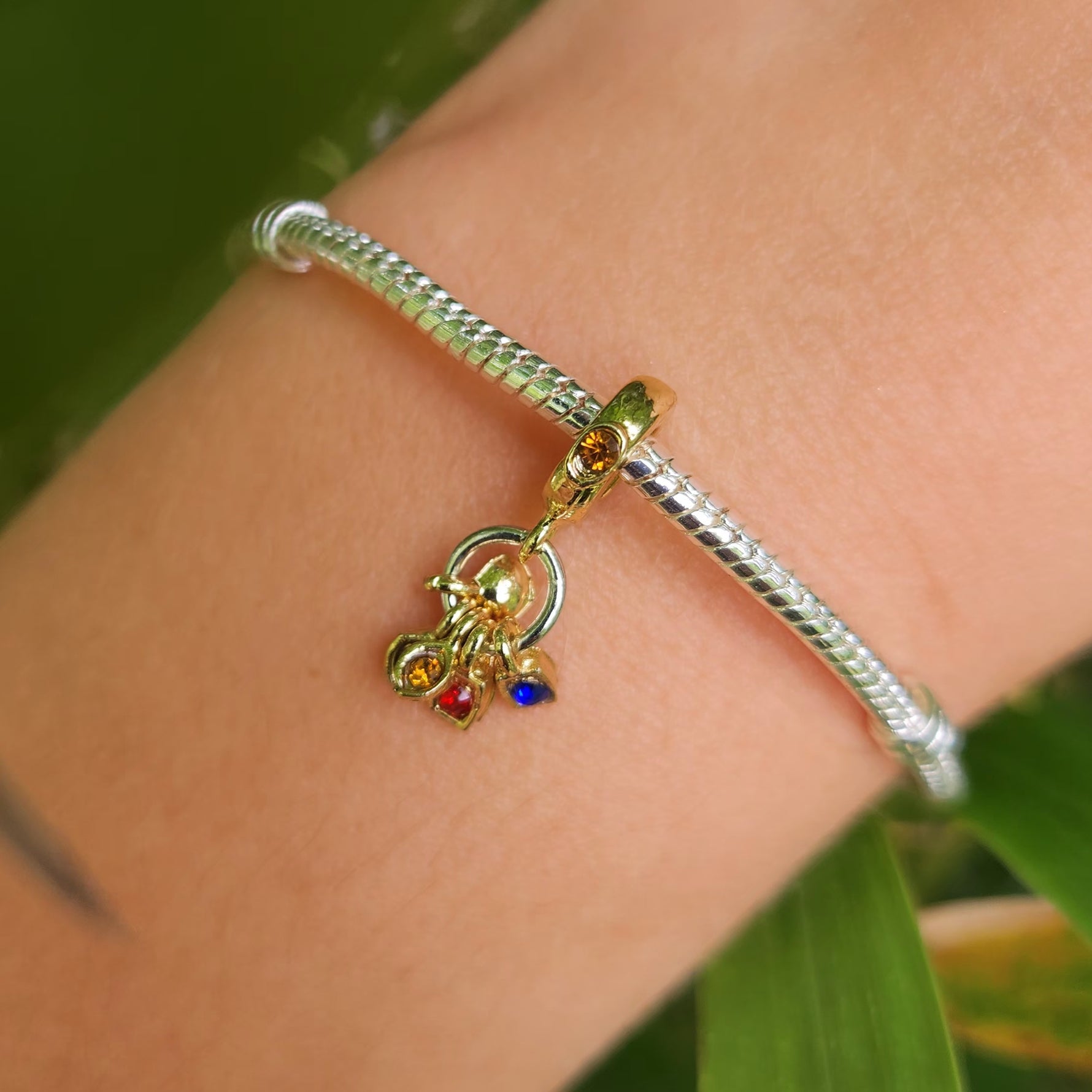 Ajoutez une touche de puissance cosmique à votre collection avec ce charm représentant les Gemmes de l'Infini, inspiré de l'univers Marvel. Fabriqué en argent sterling 925 et orné de six pierres précieuses colorées, ce charm de haute qualité est compatible avec tous les bracelets Pandora, garantissant une intégration parfaite à votre bijou préféré. Idéal pour les fans de Marvel, ce charm capture l'essence des puissantes Gemmes de l'Infini, ajoutant une note de magie et de grandeur à votre bracelet.