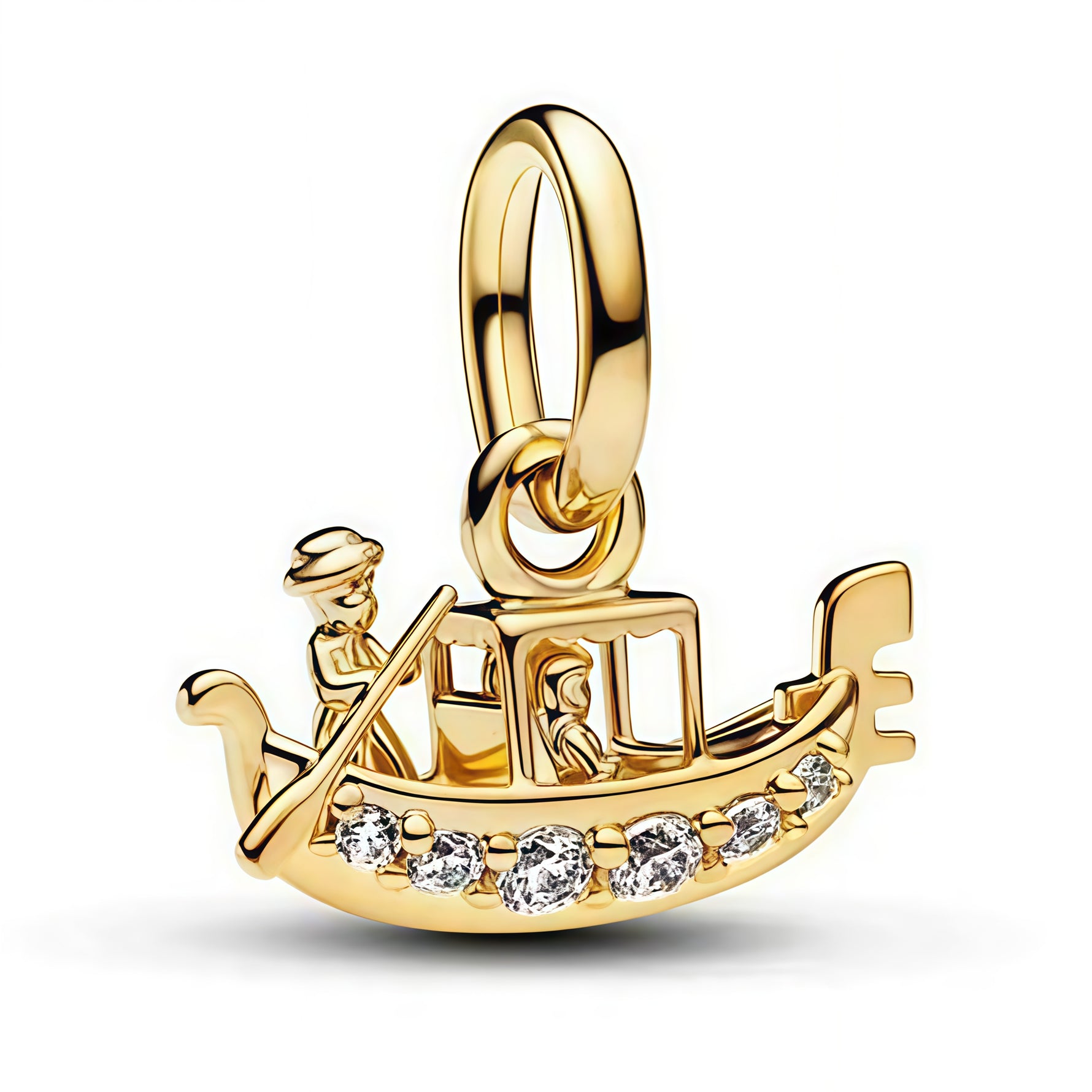 Charm Gondole de Venise en argent 925, inspiré des célèbres balades romantiques sur les canaux italiens. Son design détaillé représente une gondole élégante avec son gondolier, sublimée par une rangée d’oxydes de zirconium clairs sur la coque pour une touche lumineuse et raffinée. Compatible avec les bracelets de type Pandora, il se glisse facilement sur la plupart des bracelets à maillons ou rigides pour apporter une note voyage, romantique et sophistiquée à votre composition.