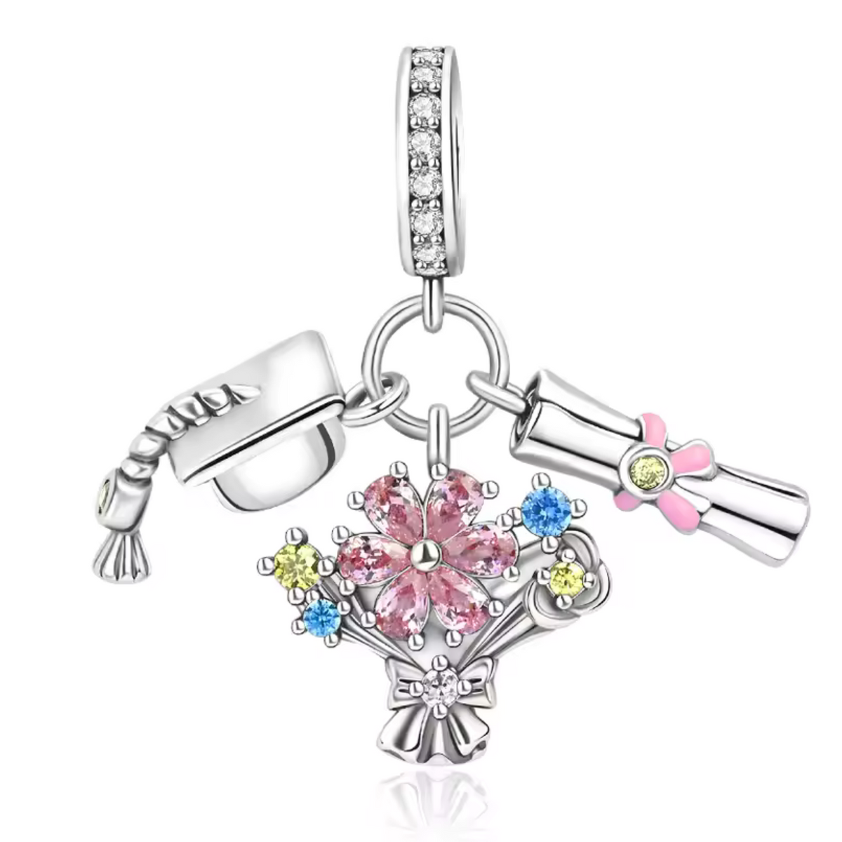 Célébrez l'accomplissement et la réussite avec ce charm en argent 925 représentant un mortarboard, un diplôme et un bouquet de fleurs. Symbole de succès, de fierté et de nouveaux commencements, ce bijou délicatement conçu rend hommage aux moments mémorables des étapes académiques et de l’avancement personnel.

Son design raffiné, sublimé par des détails minutieux, ajoutera une note d’inspiration et de célébration à votre collection.